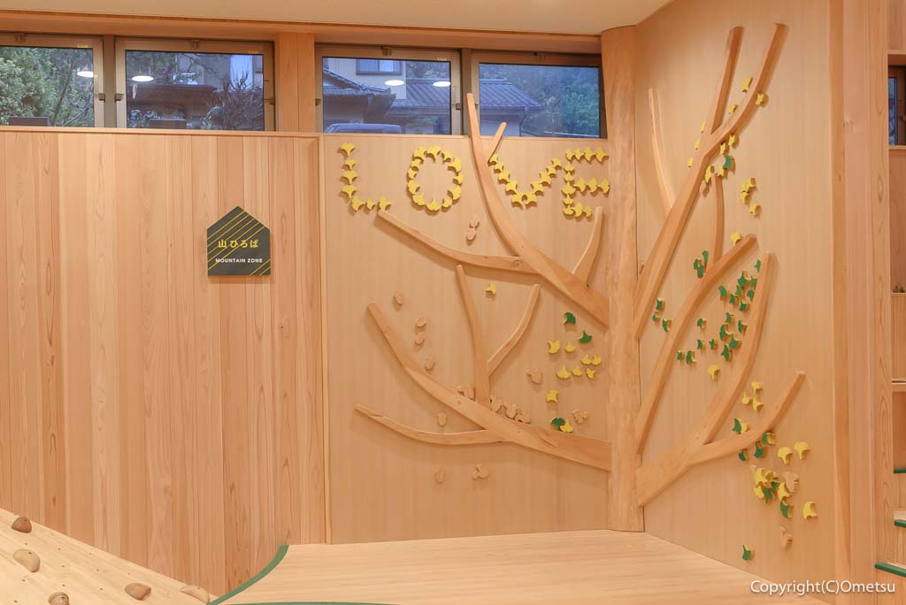 「檜原 森のおもちゃ美術館」の館内の、イチョウの木