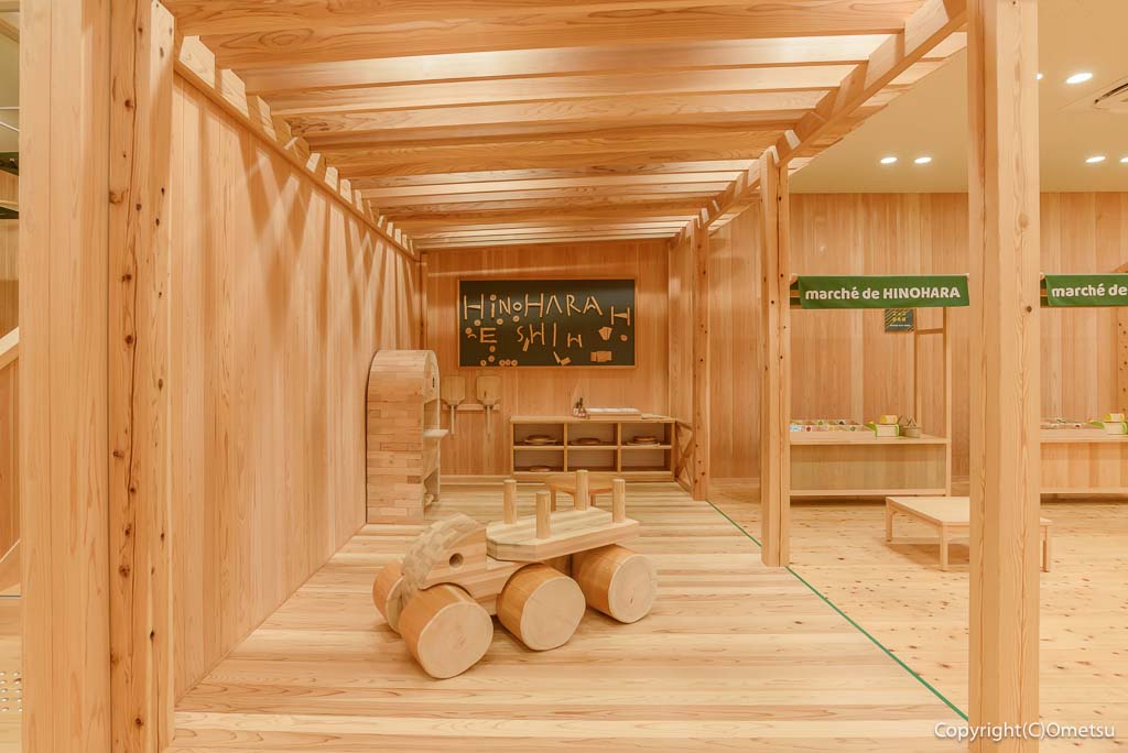 「檜原 森のおもちゃ美術館」の館内の、遊び場