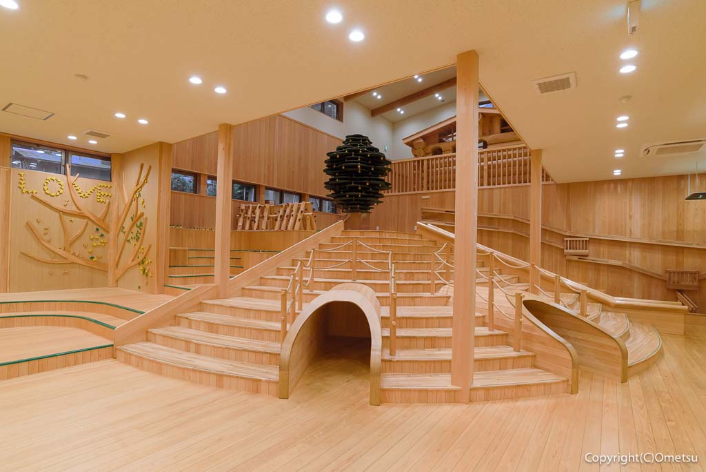 「檜原 森のおもちゃ美術館」の館内の、吹き抜け広場