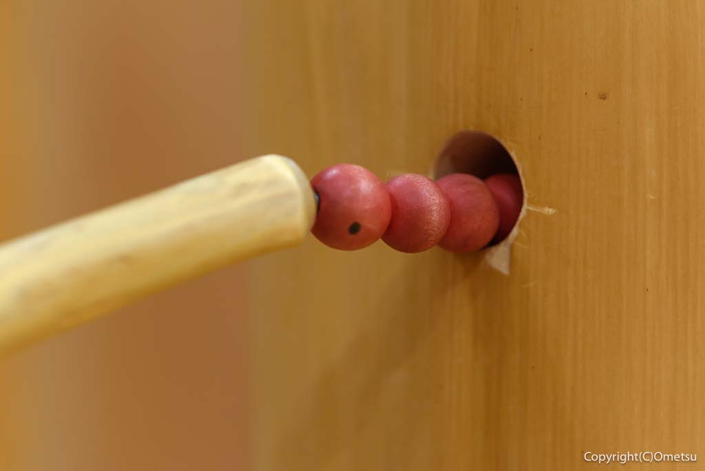 「檜原 森のおもちゃ美術館」の館内の、丸太の森の、穴の、虫