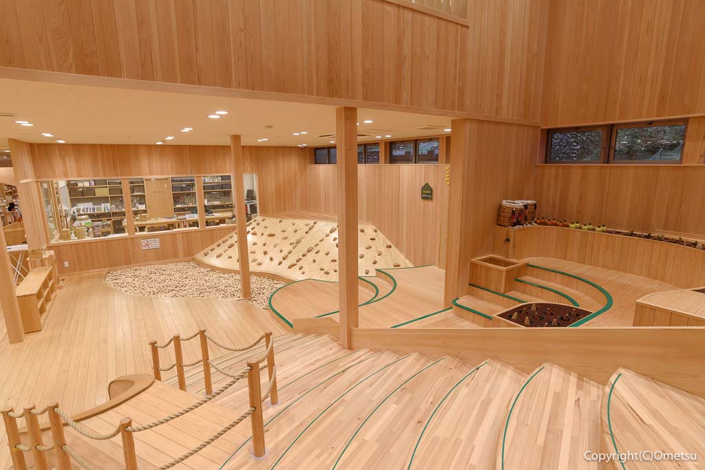 「檜原 森のおもちゃ美術館」の館内の、吹き抜け広場