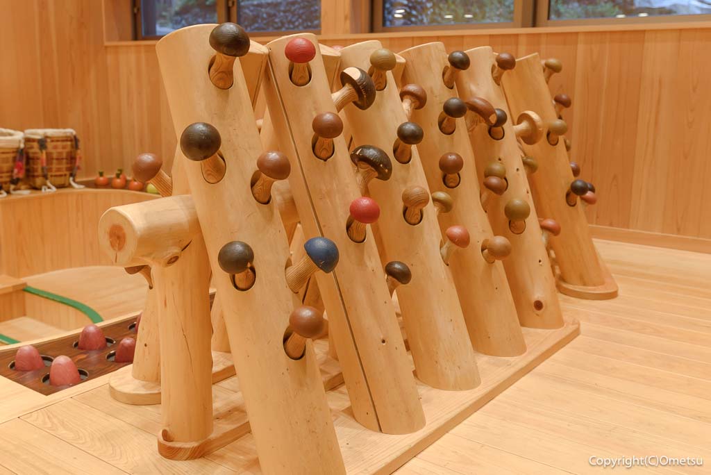 「檜原 森のおもちゃ美術館」の館内の、キノコ狩り