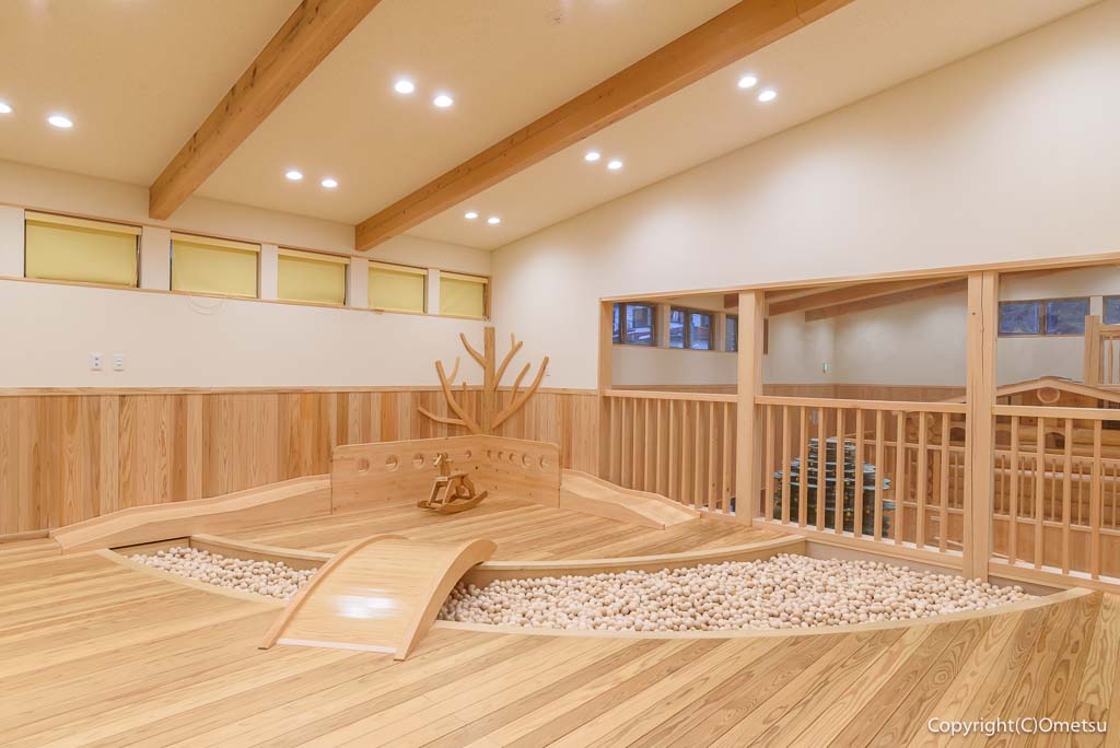 「檜原 森のおもちゃ美術館」の館内の、2歳児までのスペースの川と橋