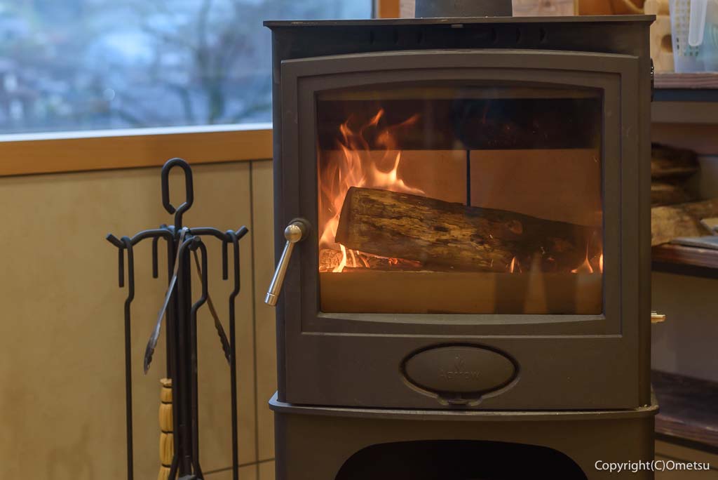 檜原森のおもちゃ美術館・さとやま食堂の、薪ストーブ