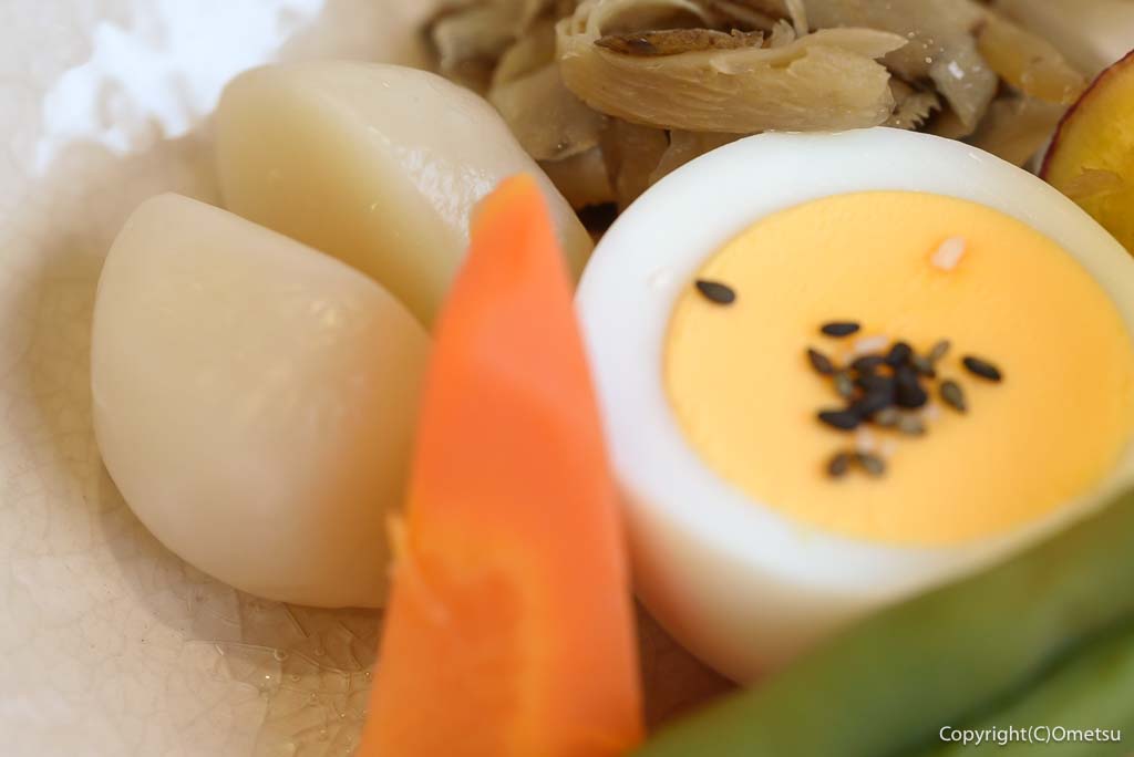 檜原森のおもちゃ美術館・さとやま食堂の「さとやま定食」の、コンニャク