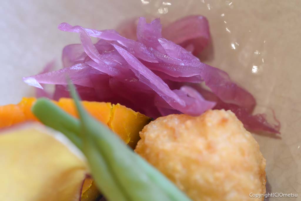 檜原森のおもちゃ美術館・さとやま食堂の「さとやま定食」の、檜原産タマネギのマリネ