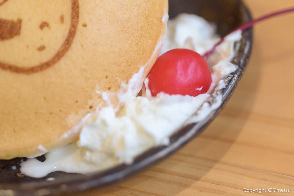 檜原森のおもちゃ美術館・さとやま食堂の「ひのじゃがくん」ホットケーキのクリームと、サクランボ