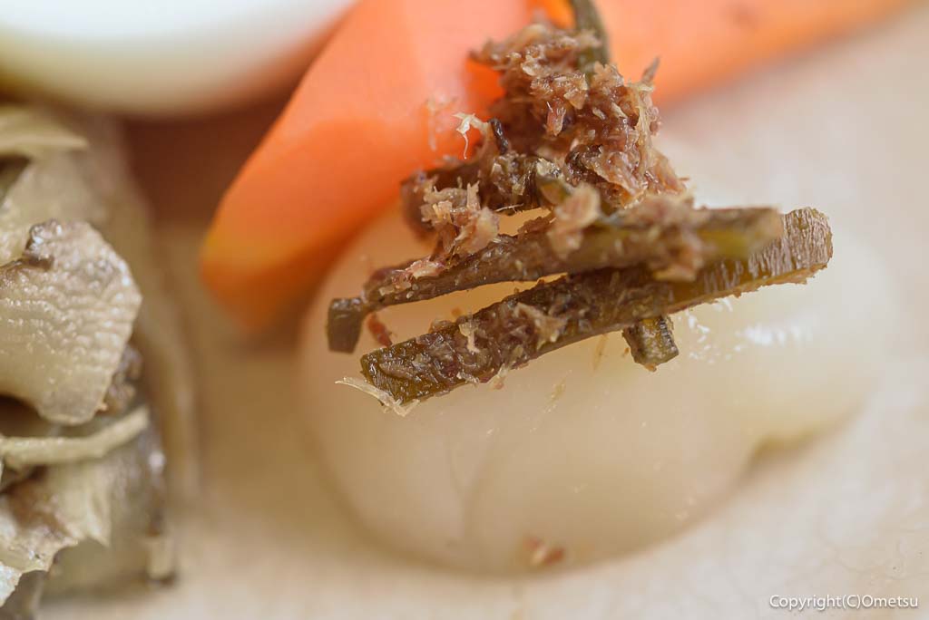 檜原森のおもちゃ美術館・さとやま食堂の「さとやま定食」の、おかかと、コンニャク