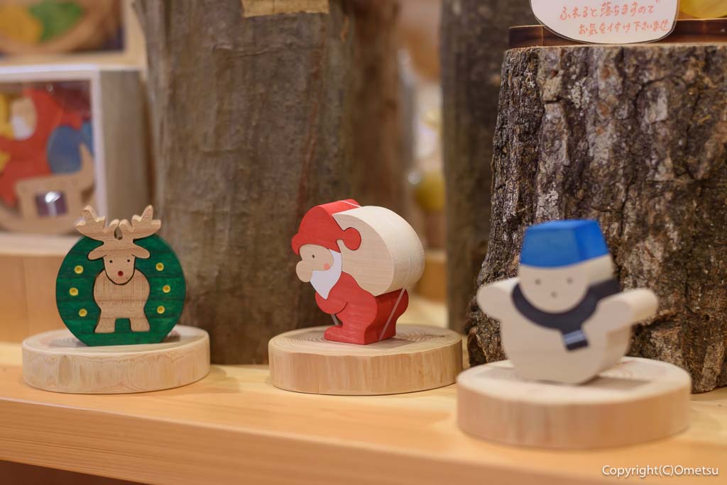 「檜原 森のおもちゃ美術館」の館内の、ミュージアムショップ「くるちょい」の、サンタの、おもちゃ