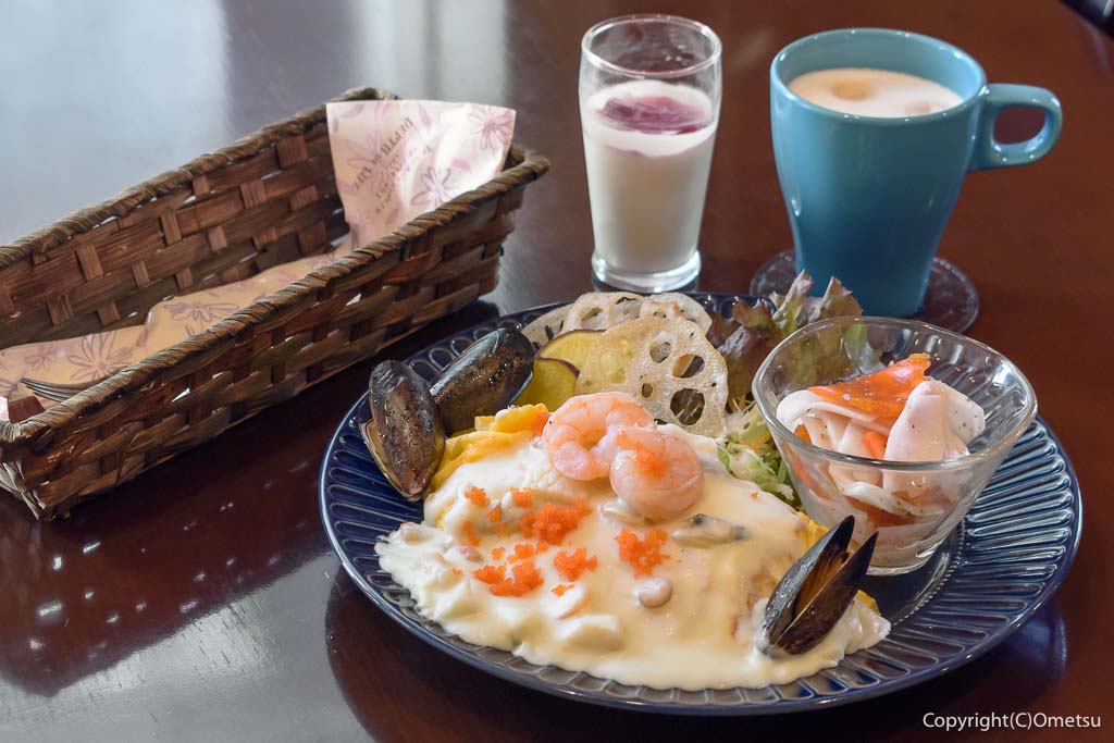 青梅市「なないろCafeすずらん」の、シーフードオムライスセット