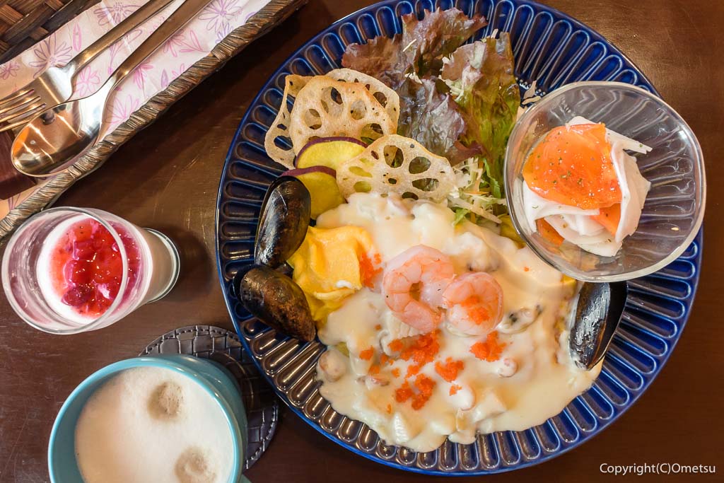 青梅市「なないろCafeすずらん」の、シーフードオムライスセット