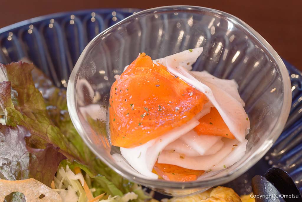 青梅市「なないろCafeすずらん」の、柿と大根のサラダ