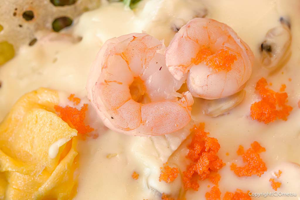 青梅市「なないろCafeすずらん」の、シーフードオムライスの、エビと、トビッコ