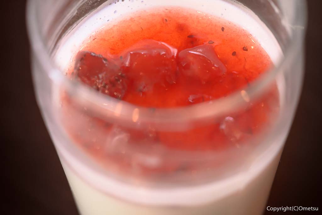 青梅市「なないろCafeすずらん」の、自家製ヨーグルトムースの、ストロベリーソース