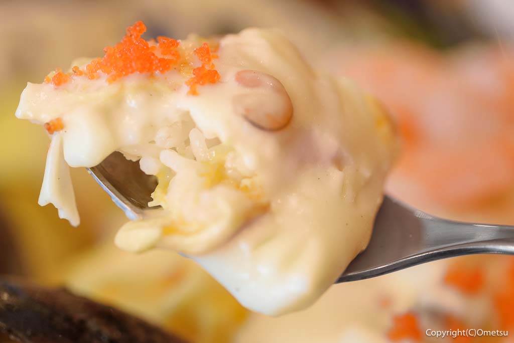 青梅市「なないろCafeすずらん」の、シーフードオムライスの、ホワイトソース