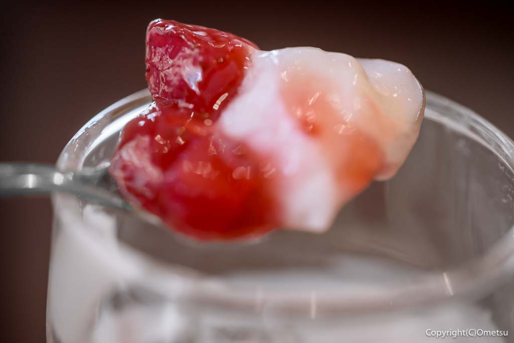 青梅市「なないろCafeすずらん」の、自家製ヨーグルトムースの、ストロベリーソース