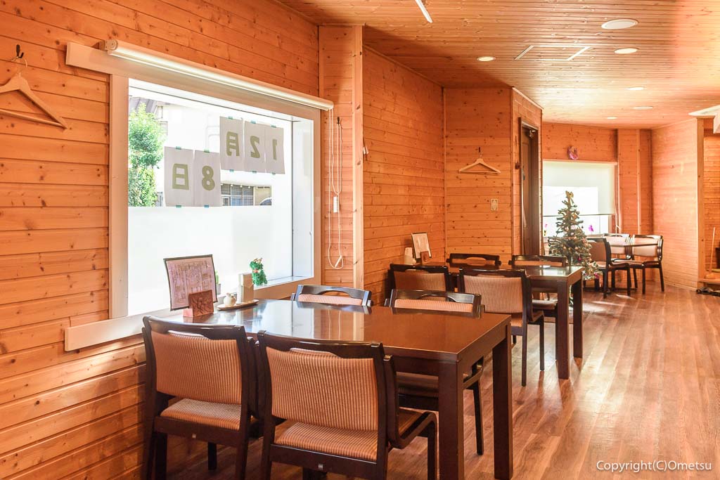 青梅市「なないろCafeすずらん」の店内の、テーブル席