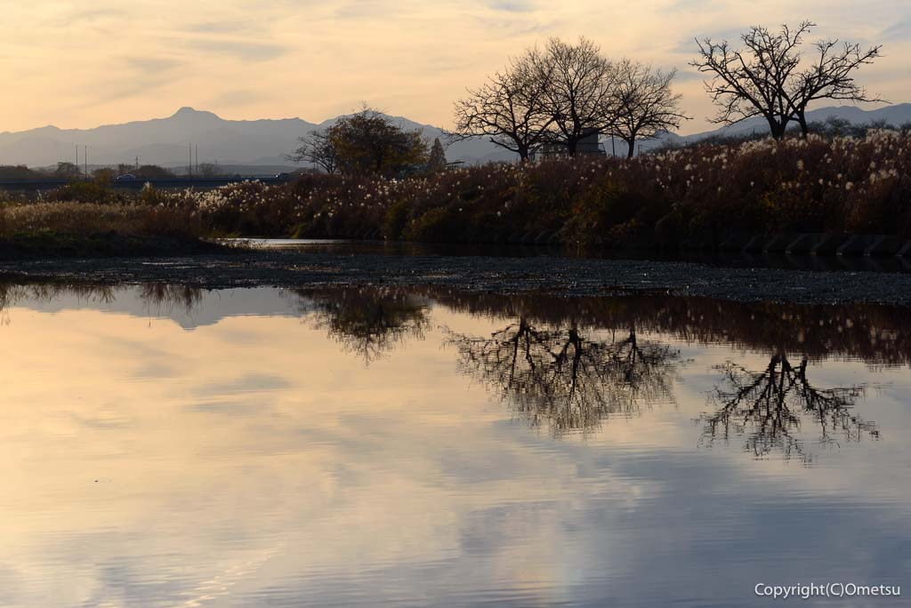 埼玉県・狭山市の、霞川・入間川合流点からの、大岳山