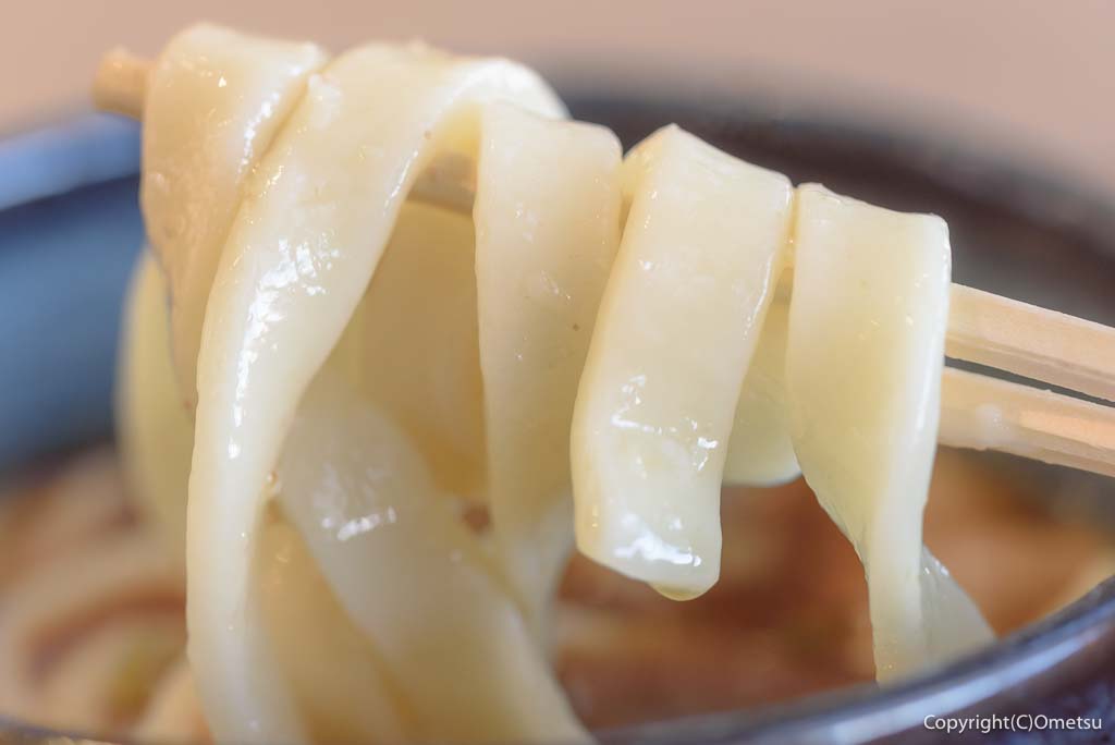 お多福・カインズ青梅インター店の、武蔵野肉汁うどんの、うどん