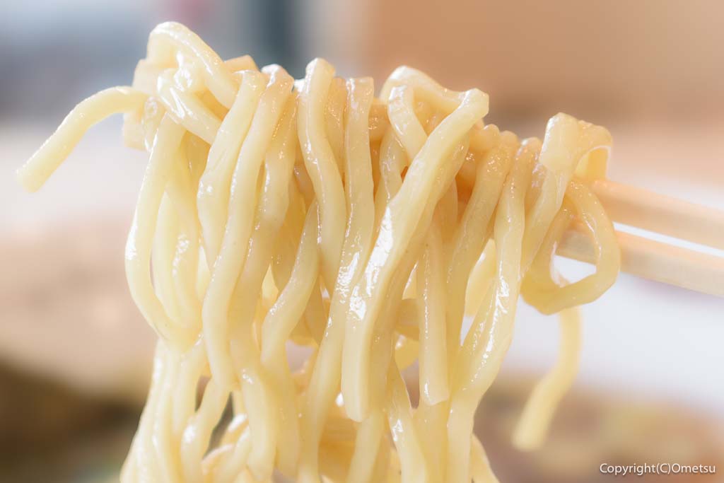 カインズ青梅インター店・フードコート内の、町中華「福よし」の、手もみラーメンの、麺