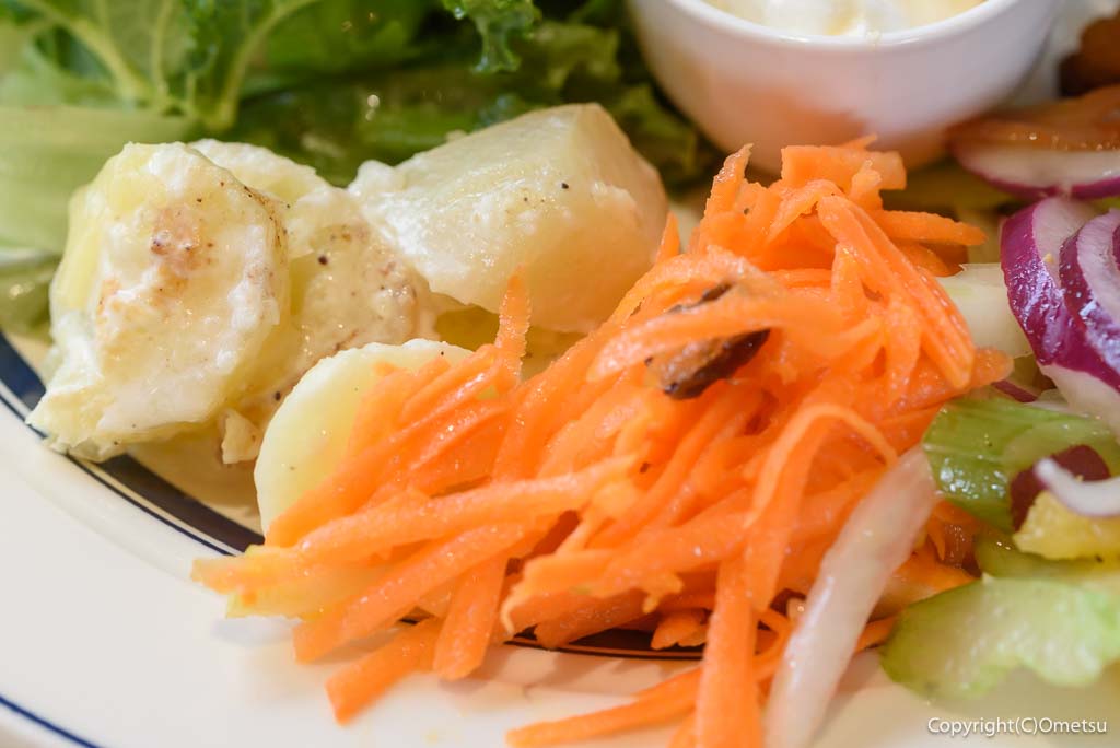 青梅市・新町のMUKU CAFEの、ニンジンと青リンゴのサラダと、ジャガイモのミルク煮