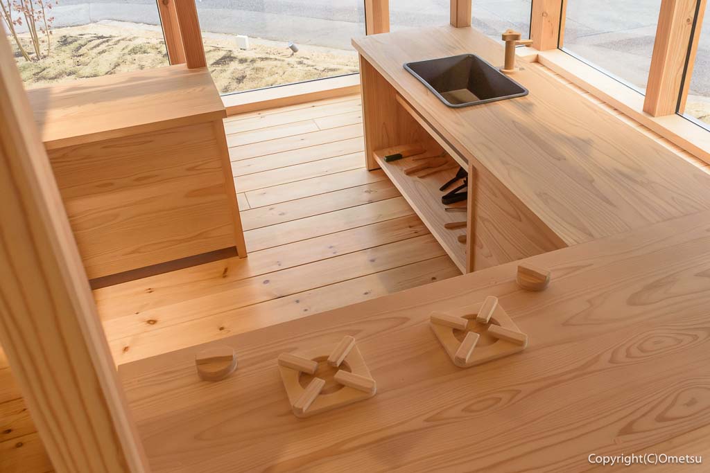 青梅市・新町の、シムラ・トイパークの、木製キッチン