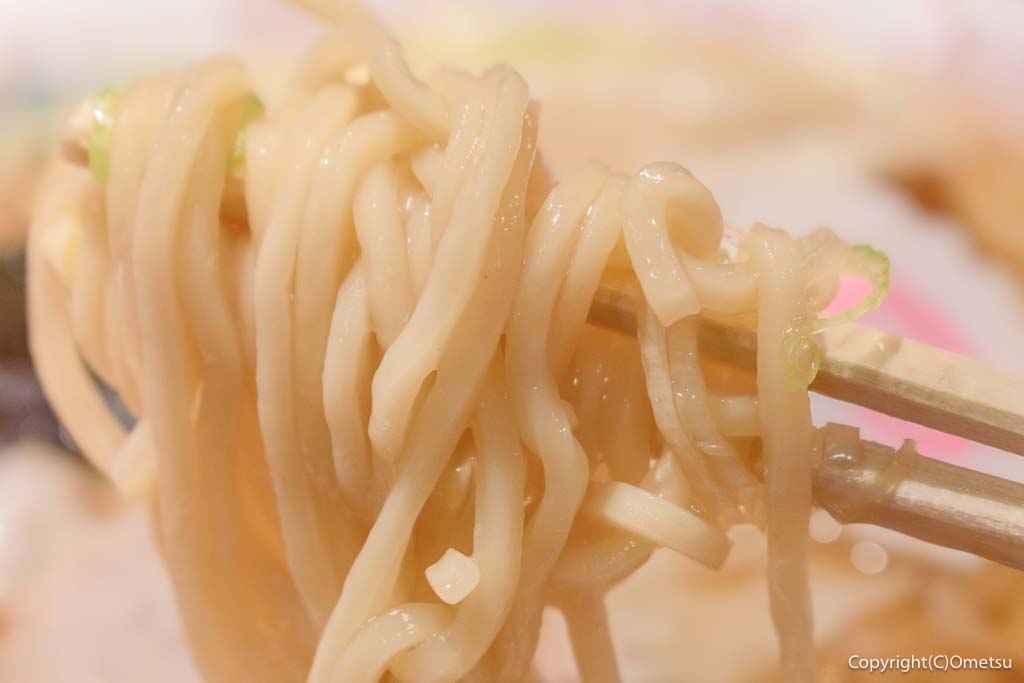 「元祖羽村ラーメン マルフル食堂」の、ワンタン麺の、中太麺