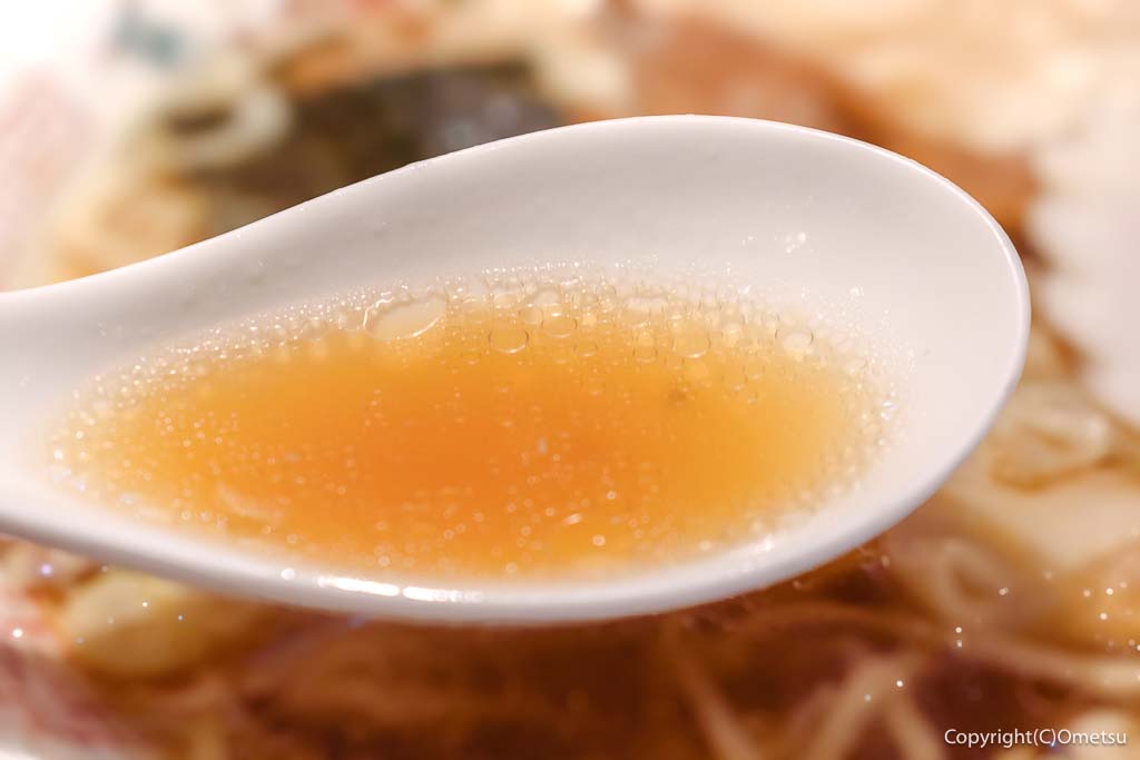 「元祖羽村ラーメン マルフル食堂」の、ワンタン麺の、スープ