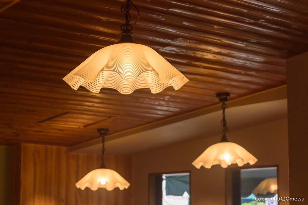 青梅市のステーキ店、チャコグリルの店内のランプ