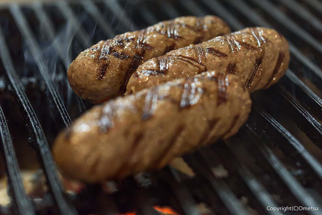 青梅市のステーキ店、チャコグリルの、調理中の、炭火焼きハンバーグ
