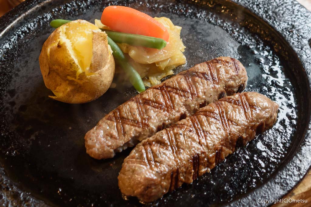 青梅市のステーキ店、チャコグリルの、炭火焼きハンバーグと、付け合わせ