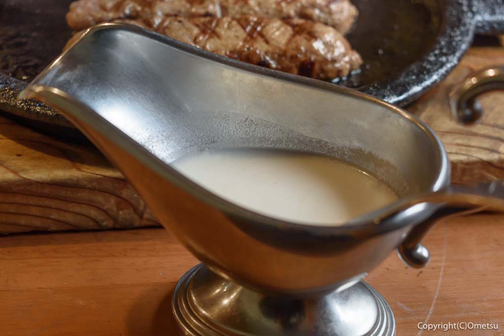 青梅市のステーキ店、チャコグリルの、炭火焼きハンバーグの、クリーミーチーズソース