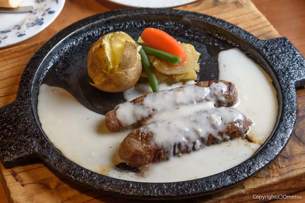 青梅市のステーキ店、チャコグリルの、クリーミーチーズソースかけ・炭火焼きハンバーグ