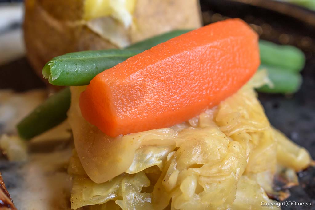 青梅市のステーキ店、チャコグリルの、炭火焼きハンバーグの、ニンジンのグラッセと、キャベツのカレー味