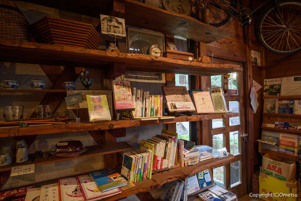 青梅市・岩蔵温泉のカフェ、CAFE YUBAの、本棚
