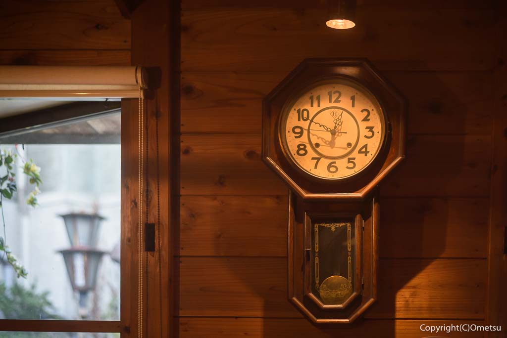 青梅市・岩蔵温泉のカフェ、CAFE YUBAの、柱時計
