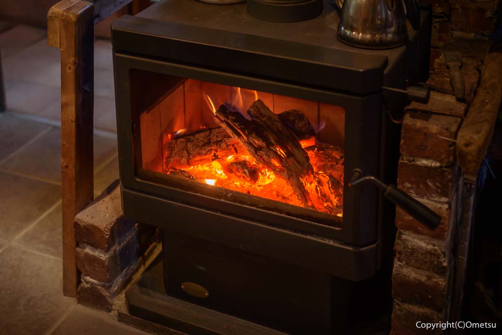 青梅市・岩蔵温泉のカフェ、CAFE YUBAの、薪ストーブ
