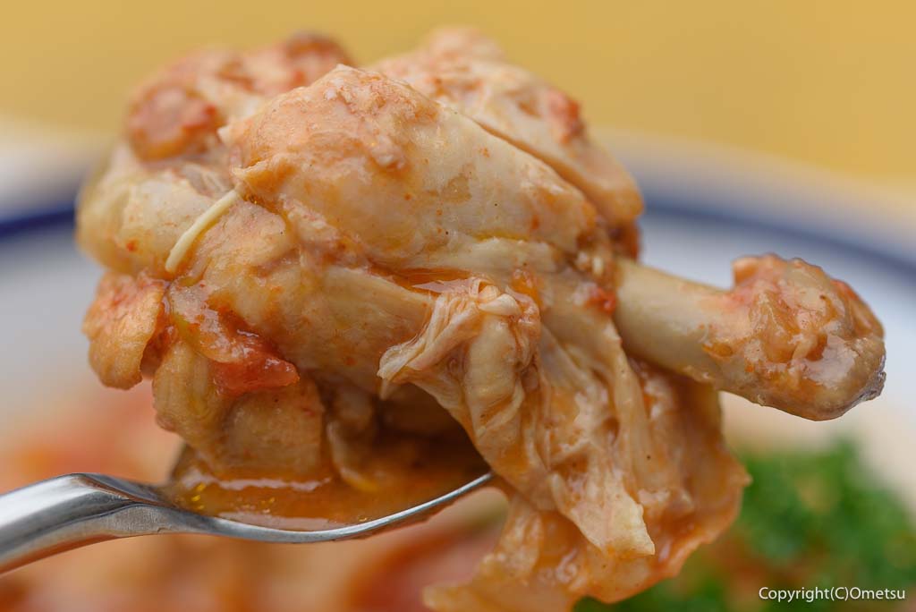 青梅市・岩蔵温泉のカフェ、CAFE YUBAの、チキンのトマト煮の、骨付きチキン