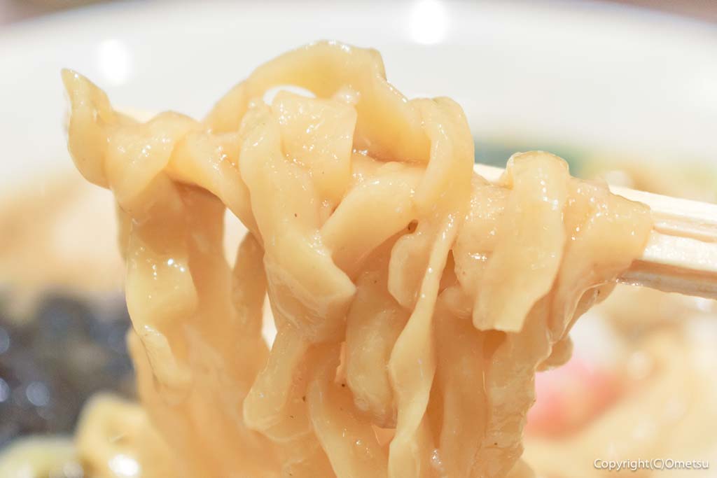 「中華そば ムタヒロ 拝島店」の「味玉煮干そば」の、太麺