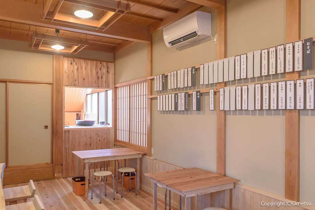 青梅の蕎麦店「生粉打ち 六花」の、店内