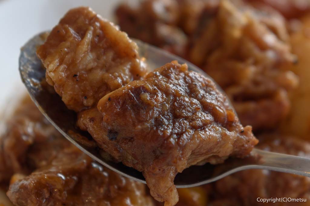 福生・フィリピンレストラン・カレッサの、ビーフカルデレタの、牛肉