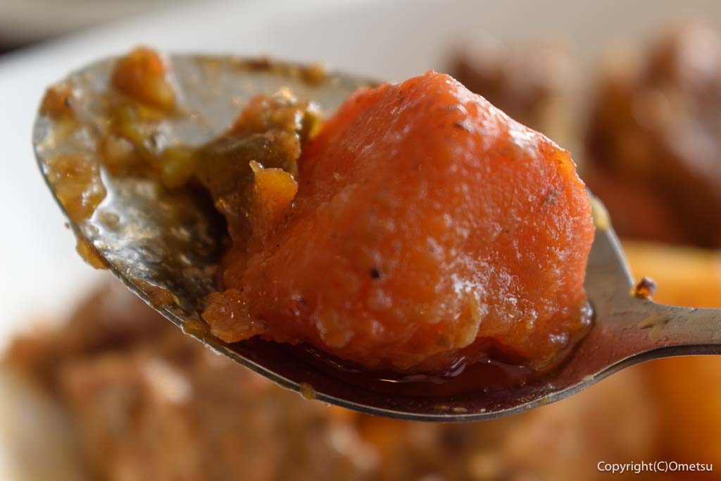 福生・フィリピンレストラン・カレッサの、ビーフカルデレタのニンジン