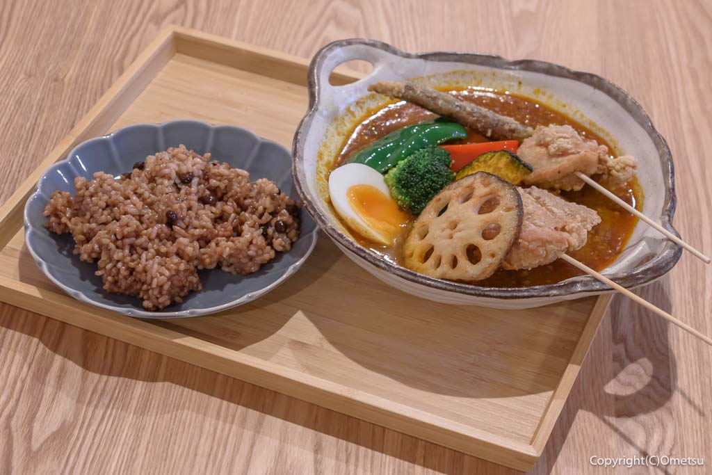 青梅市・上町の、Surrender（サレンダー）の、チキンと野菜のキーマスープカレー