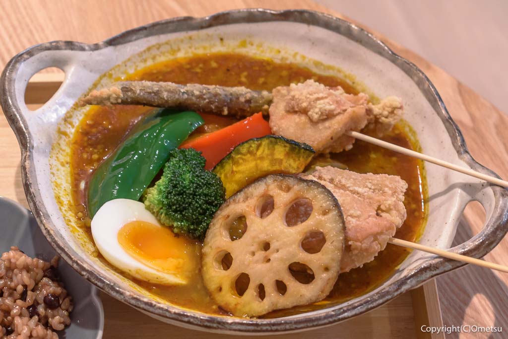 青梅市・上町の、Surrender（サレンダー）の、チキンと野菜のキーマスープカレー