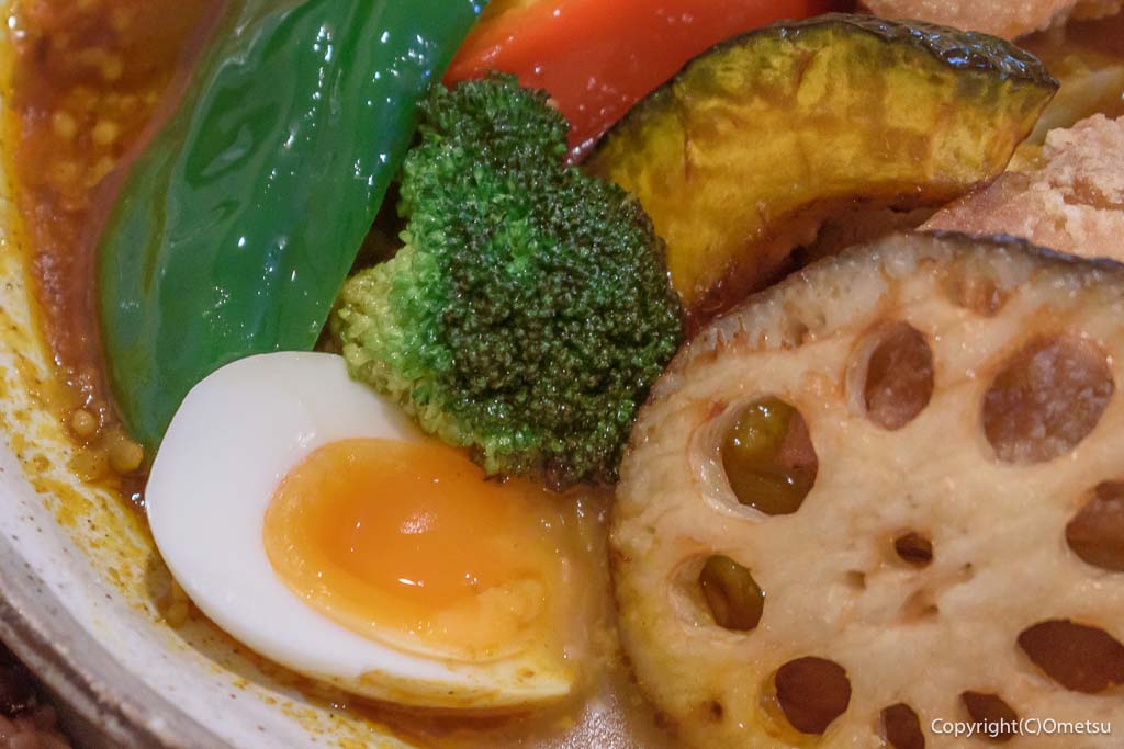 青梅市・上町の、Surrender（サレンダー）の、チキンと野菜のキーマスープカレーの、野菜と玉子