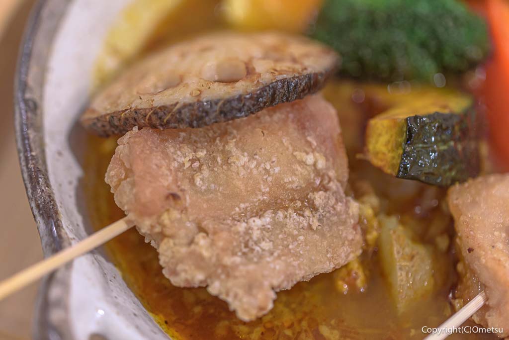 青梅市・上町の、Surrender（サレンダー）の、チキンと野菜のキーマスープカレーの、鶏の唐揚げ