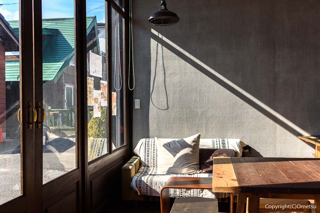 あきる野・OWNPの店内の窓際