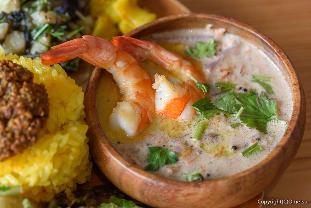 あきる野・OWNP内の、EarthCafeの、エコシュリンプと桜エビのカレー