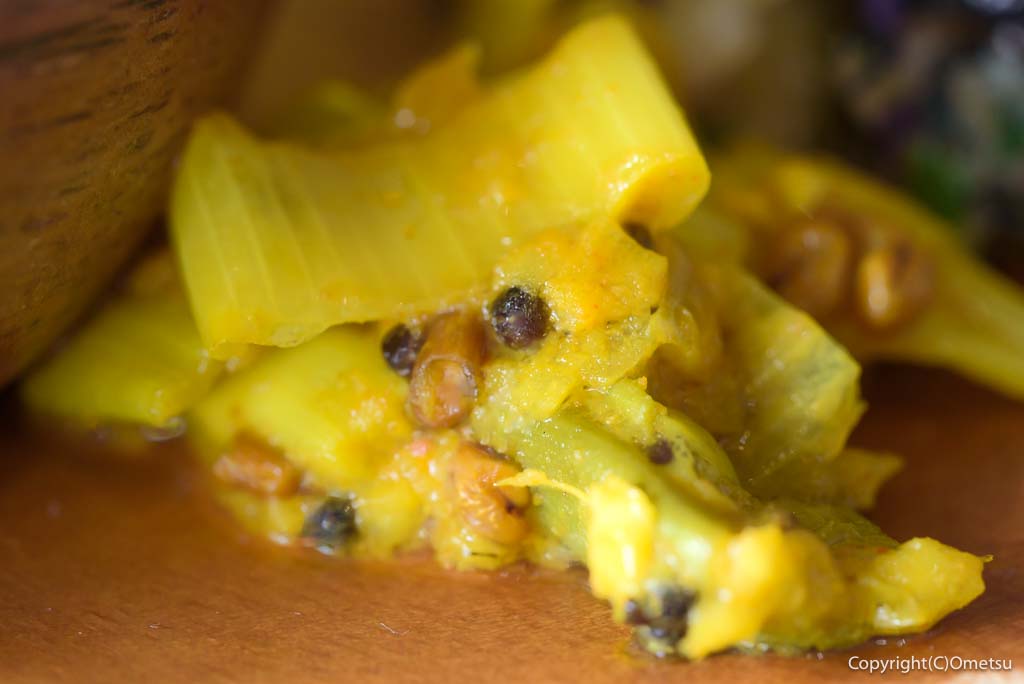 あきる野・OWNP内の、EarthCafeの、ネギのアチャール