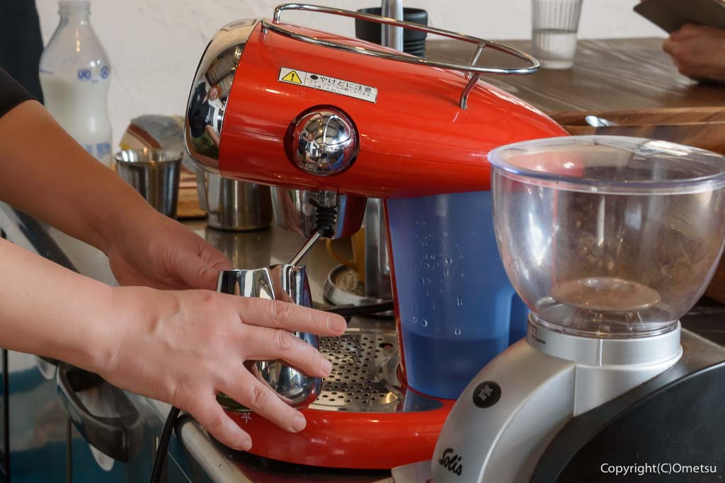 あきる野・OWNP内の、EarthCafeの、ハンドエスプレッソマシン